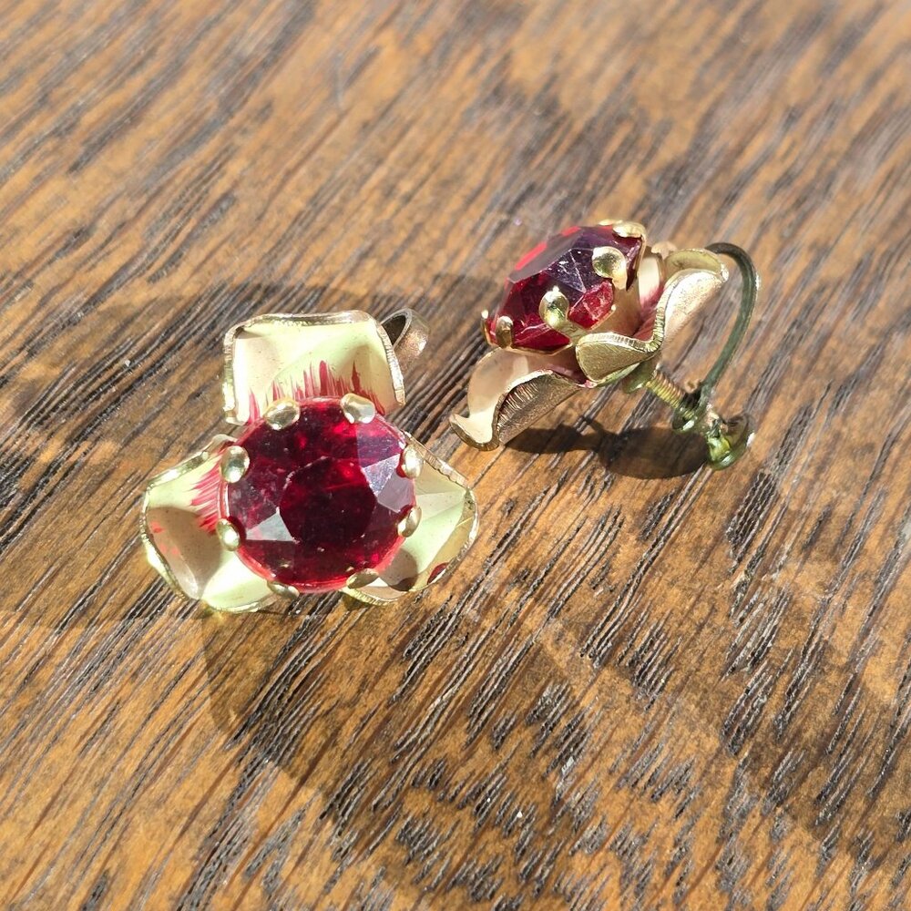 True vintage midcentury enameled goldtone petal "flower" screwback earrings